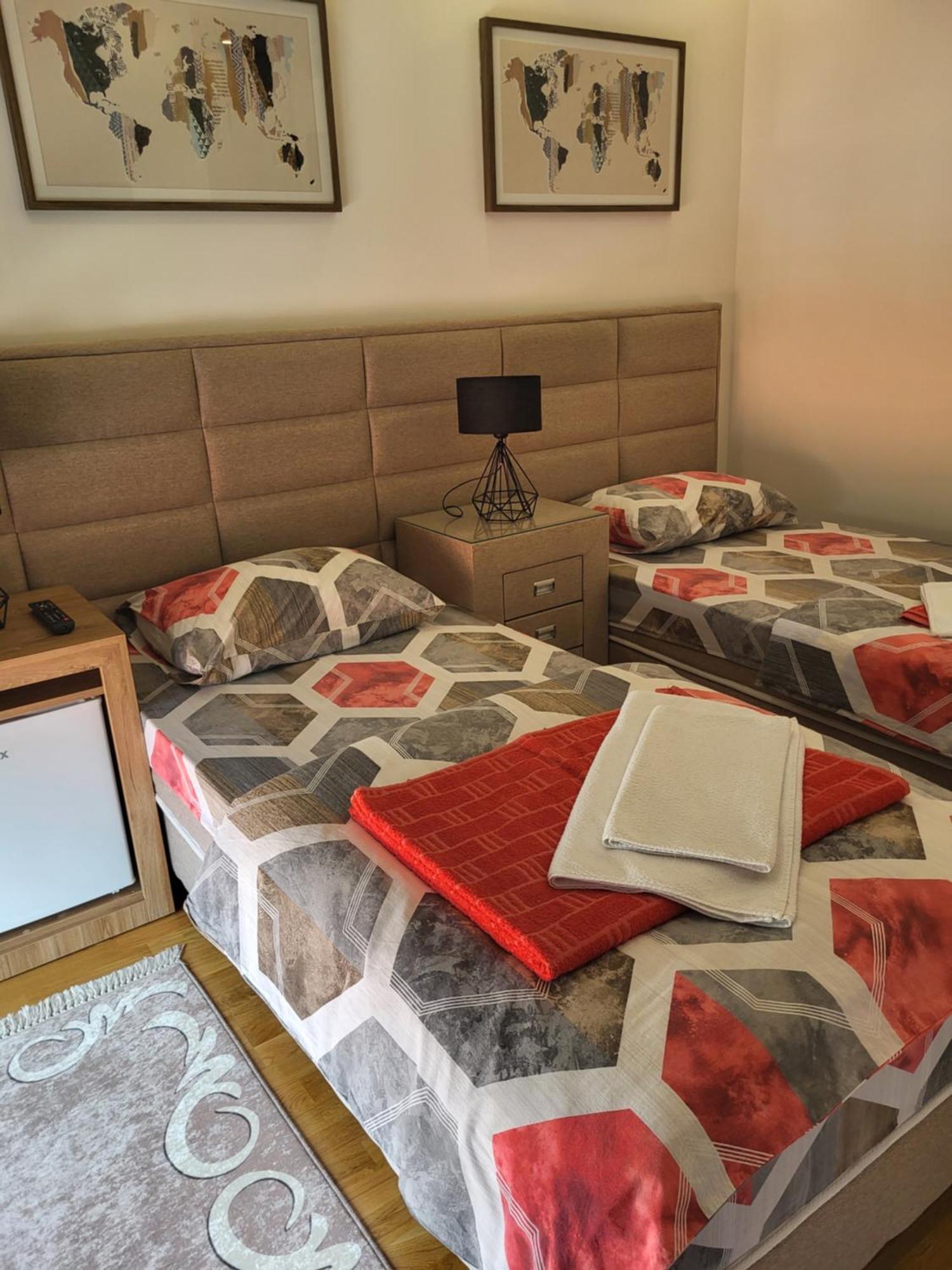 Lux Apartmani Bajova Τσέτινιε Εξωτερικό φωτογραφία